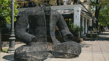 Фотография к новости: Огромный арт-объект в виде казахского чапана установили в Алматы