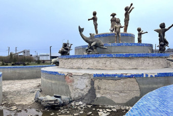 Фотография к новости: Разбитый фонтан и облезлые лошади: сквер в Петропавловске пугает своим видом