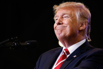 Фотография к новости: Обнародовано видео допроса Трампа по обвинению в изнасиловании