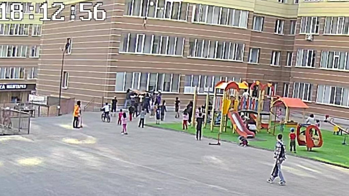  кадр момента спасения девочки/ t.me/qr_tjm