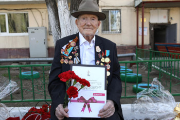 Фотография к новости: Трогательный концерт устроили военные под окнами у ветерана в Астане