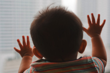 Фотография к новости: Двухлетний ребёнок выпал из окна 7 этажа в Караганде