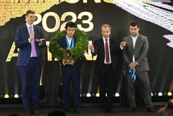 Фотография к новости: Церемония награждения победителя чемпионата мира по шахматам в Астане