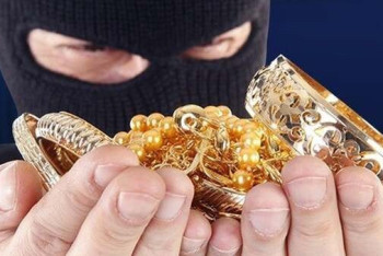 Фотография к новости: Видео с оригинальным ограблением ювелирного магазина в Степногорске опубликовало МВД