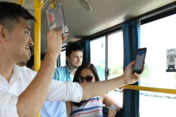 Фотография к новости: Оплату за проезд в автобусах через QR-код возобновили в Астане