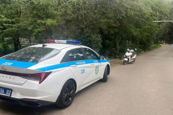 Фотография к новости: Курьер на мопеде намеренно сбил полицейского в Алматы