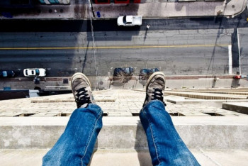 Фотография к новости: Полицейские Экибастуза отговорили мужчину прыгать с крыши