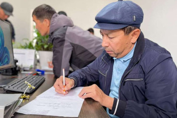 Фотография к новости: Бастовавшие нефтяники попросили взять их обратно на работу