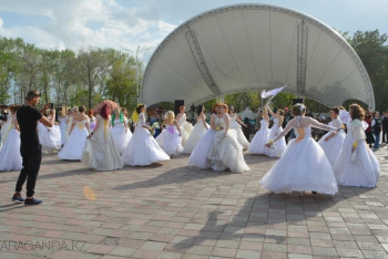 Фотография к новости: Десятки девушек в свадебных платьях прошлись по Караганде