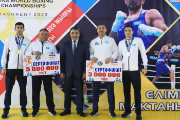 Фотография к новости: Нуржан Нуржигитов вручил ключи от квартир призёрам чемпионата мира по боксу