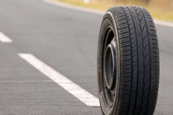 Фотография к новости: Отлетевшее от автомобиля колесо ударило девушку на остановке в Астане