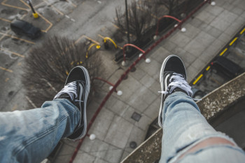 Фотография к новости: Полицейские не дали 17-летней девушке выпрыгнуть из окна многоэтажки в Сатпаеве