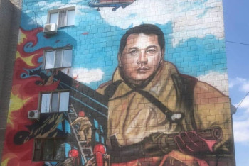 Фотография к новости: В Павлодаре появился мурал с пожарным, погибшим при тушении склада боеприпасов Минобороны