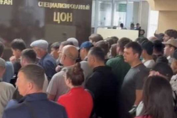 Фотография к новости: Люди ночуют возле автоцона в Костанае