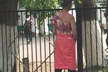 Фотография к новости: Странный мужчина в платье наблюдал за детьми в Павлодаре