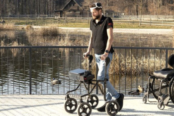 Фотография к новости: В Швейцарии парализованному мужчине вживили импланты. Теперь он может ходить