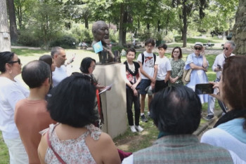 Фотография к новости: Памятник Абаю в Париже стал местом встреч этнических казахов
