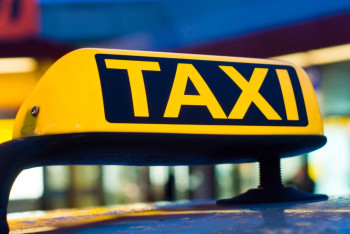 Фотография к новости: Таксистов могут обязать ездить с шашечками и проходить осмотры