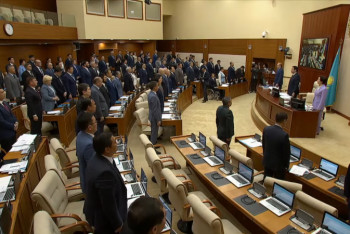 Фотография к новости: Мажилисмены почтили минутой молчания память жертв политических репрессий в Казахстане