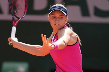 Фотография к новости: Елена Рыбакина вышла в третий круг "Ролан Гарроса"