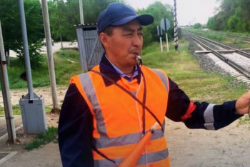 Фотография к новости: Дежурный по переезду предотвратил столкновение поезда с автомобилями в Актобе