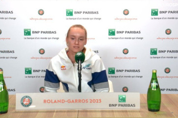 Фотография к новости: Елена Рыбакина заболела и снялась с "Ролан Гаррос"