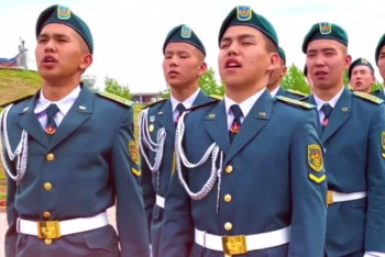 Фотография к новости: Патриотическое видео ко Дню госсимволов сняли военные курсанты в Актобе