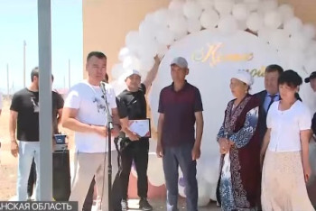 Фотография к новости: Выпускники скинулись и подарили дом многодетной семье в Туркестанской области