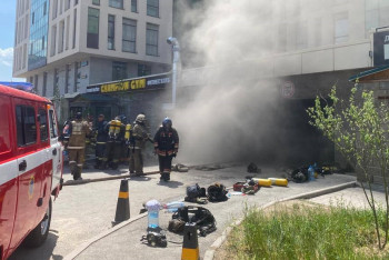 Фотография к новости: Пожар пытаются потушить в столичном ЖК - людей эвакуировали