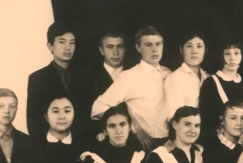 Фотография к новости: Драка, стрелки на брюках и внимательность: одноклассники Токаева рассказали, каким запомнили его в школе