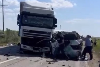 Фотография к новости: Минивэн с детьми расплющило от удара с фурой в Костанайской области