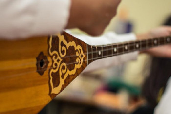 Фотография к новости: "Возможности безграничны" - учитель из Актобе обучает особенных детей игре на домбре