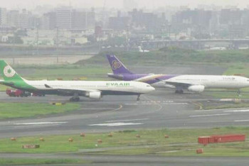 Фотография к новости: В аэропорту Токио столкнулись два самолёта