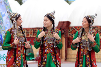 Фотография к новости: В Туркменистане студенток обязали носить длинные косы определенной длины и толщины