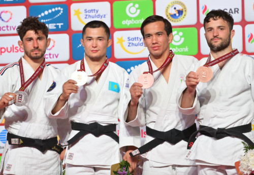 Фотография к новости: Казахстанцы завоевали две медали в первый день Qazaqstan Barysy Grand Slam в Астане