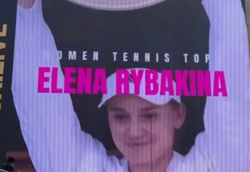 Фотография к новости: Елену Рыбакину поздравили с днем рождения в центре Нью-Йорка