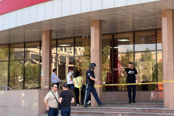 Фотография к новости: Дело о заложниках в Kaspi bank: захватчика арестовали на 2 месяца