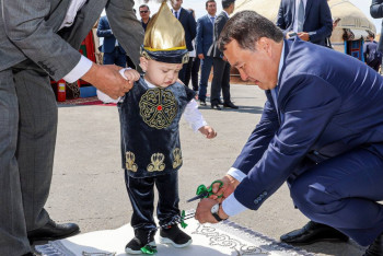 Фотография к новости: Алихан Смаилов разрезал путы малышу в Мангистауской области