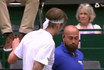 Фотография к новости: Лучший теннисист Казахстана снова попытался развязать шнурки судье