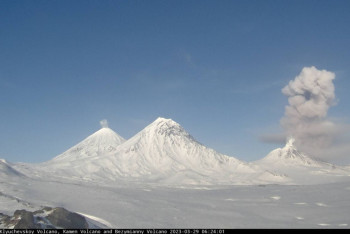 Фотография к новости: На Камчатке началось извержение самого высокого активного вулкана в Евразии