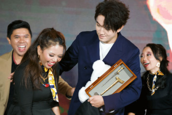 Фотография к новости: Димашу вручили медаль в Малайзии