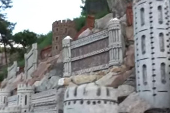 Фотография к новости: Средневековый замок построил у себя во дворе пенсионер из Петропавловска