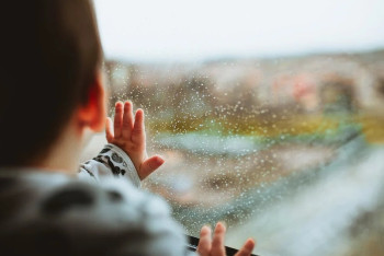 Фотография к новости: В Шымкенте из окна многоэтажки выпал 6-летний мальчик. В МЧС напомнили правила безопасности