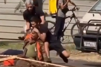 Фотография к новости: Не понравилось, что дорогу закрыли на ремонт: водитель чуть не задушил рабочего в Алматы