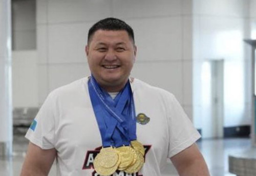 Фотография к новости: Казахстанец стал восьмикратным чемпионом Азиатско-Тихоокеанско-Африканского региона по пауэрлифтингу