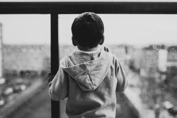 Фотография к новости: Дети стали чаще выпадать из окон из-за недосмотра родителей — МЧС