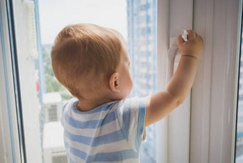 Фотография к новости: Двухлетний ребенок выпал из окна и разбился в Астане