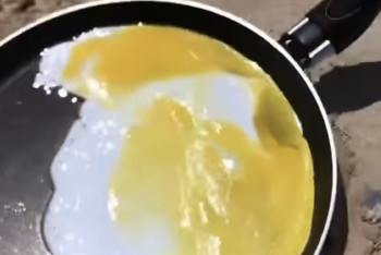 Фотография к новости: Житель Атырау пожарил яичницу на раскаленной от солнца сковороде