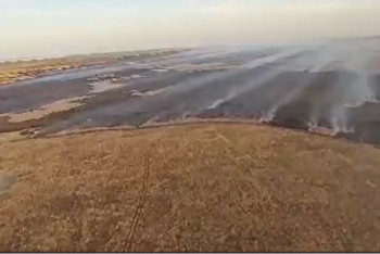 Фотография к новости: Камыш горит в Атырауской области третьи сутки: спасатели сбросили уже 200 тонн воды