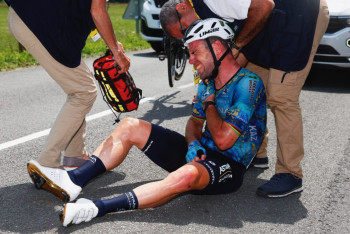 Фотография к новости: Лидер "Астаны" покинул "Тур де Франс", серьёзно травмировав плечо